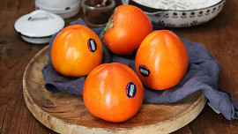 Exotické ovoce kaki vypadá sice jako oranžové rajče, ale chutná po vanilce. Jak ho jíst?
