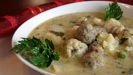 Jak na dokonalý drůbeží kaldoun? Poctivý vývar z drůbků a orestovaná zelenina dodají polévce skvělou silnou chuť