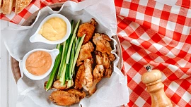 Legendární americká křidýlka Buffalo wings vznikla z nouze. Dnes má tahle delikatesa svůj vlastní festival!