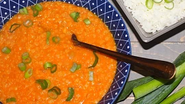 Levné vaření: Dušené zelí s brambory, placičky z ovesných vloček nebo kari z červené čočky vyjdou na pár korun