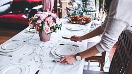 Jak prostřít sváteční stůl? Atmosféru doladí květiny i malé překvapení pro hosty