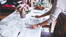 Jak prostřít sváteční stůl? Atmosféru doladí květiny i malé překvapení pro hosty