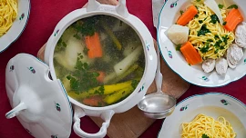 Holka u plotny radí: Jak udělat ten nejlepší kuřecí vývar? Chuť masa i zeleniny zesílí jeden trik!