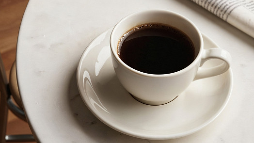 V Itálii vznikla podivná móda přidávat do kávy zvláštní ingredienci: Doma ji používáte spíš do salátů