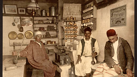 Historie kaváren v Orientu i v Evropě: První šálky tmavého moku chutnaly jako saze a podávaly se zásadně s cukrem a kořením