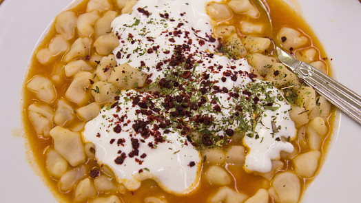 Turecké manti: Miniaturní taštičky z tenkého těsta se plní masem i bramborami, orientální šmrnc jim dá speciální omáčka