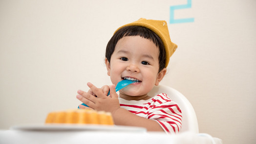 Stolování s nejmenšími: Dítě potřebuje kvalitní židličku a nezávadné nádobí