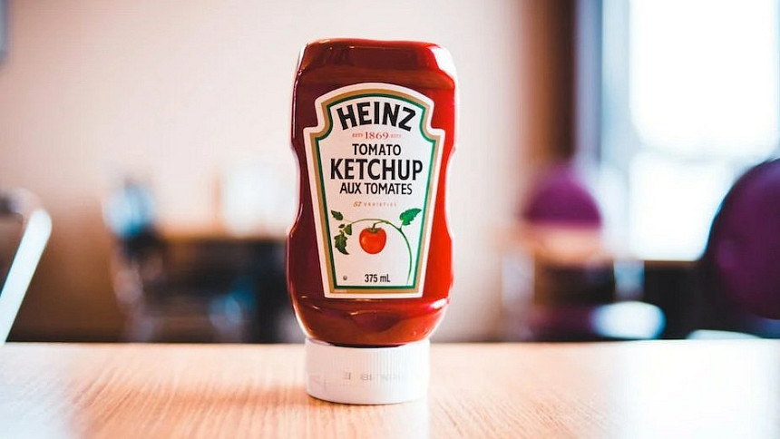 Heinz je nejpopulárnějším výrobcem kečupů. Nyní rozpoutal debatu o tom, zda jeho výrobek patří do lednice.