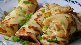 Nadýchané hrnkové kefírové palačinky: Voní uzeným sýrem a jsou krásně vláčné. Fígl spočívá v použití jedné ingredience