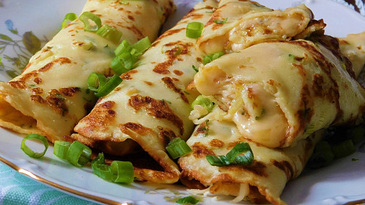 Nadýchané hrnkové kefírové palačinky: Voní uzeným sýrem a jsou krásně vláčné. Fígl spočívá v použití jedné ingredience