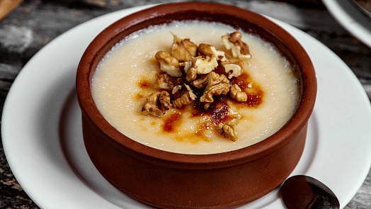 Rýžový pudink kheer je báječně krémový, sladký díky salku a voňavý po orientálním koření, příprava je snadná