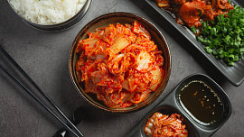 Znáte kvašenou specialitu kimchi? Připravte si ji doma snadno a levně a bacily se vám vyhnou!