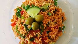 Orientální turecký salát kisir voní po granátových jablkách a mátě. Zkuste jej!