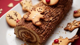 Poleno plné krému a čokolády. Jak vznikl francouzský vánoční moučník Bûche de Noël?