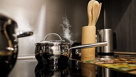 Jak vyčistit připálený hrnec i bez chemie: Pomůže obyčejná sůl, jedlá soda, dřevěný popel i coca-cola