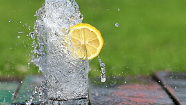 Jak připravit perfektní domácí iontový nápoj: Potřebujete jen vodu, citron, sůl a pár minut času