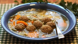 Netradiční zavářky a vložky do polévek: Zkusili jste kapří knedlíčky, masový puding nebo bylinkové kapání?