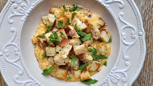 Co se zbylými knedlíky? Recept na rozstřelené knedlíky s vejci si zamiluje každý, postup je snadný, chuť božská