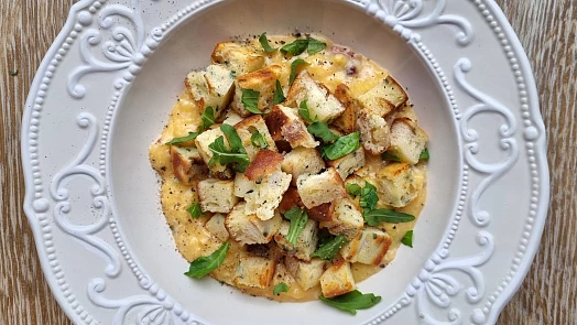 Co se zbylými knedlíky? Recept na rozstřelené knedlíky s vejci si zamiluje každý, postup je snadný, chuť božská
