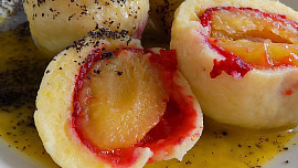 Bramborové knedlíky natáhnou báječnou chuť od švestek i máku. Rozpuštěné máslo pak dovede pokrm do gastronomického nebe