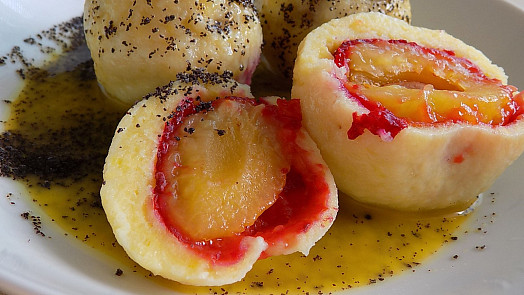 Bramborové knedlíky natáhnou báječnou chuť od švestek i máku. Rozpuštěné máslo pak dovede pokrm do gastronomického nebe