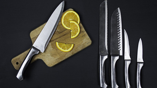 Na krájení musíte jít zostra aneb Víte, jak vybrat do kuchyně dobrý nůž, který vydrží dlouho?