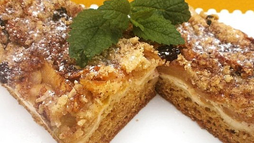 Božský hrnkový koláč s tvarohem a drobenkou: Voní jablky, skořicí a vanilkou a ze stolu zmizí dřív, než stačí vychladnout