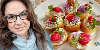 Holka u plotny radí: Jednohubky se sýrovou pomazánkou, zdobené ředkvičkou a květy pažitky chutnají božsky