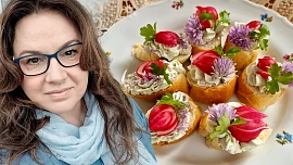 Holka u plotny radí: Jednohubky se sýrovou pomazánkou, zdobené ředkvičkou a květy pažitky chutnají božsky
