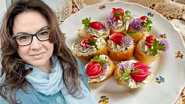 Holka u plotny radí: Jednohubky se sýrovou pomazánkou, zdobené ředkvičkou a květy pažitky chutnají božsky