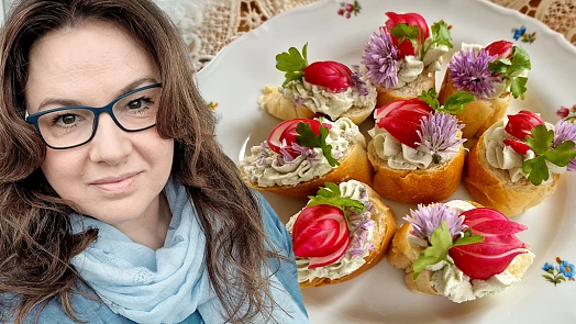 Holka u plotny radí: Jednohubky se sýrovou pomazánkou, zdobené ředkvičkou a květy pažitky chutnají božsky