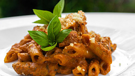 Dřez plný nádobí? Dneska ne! Tři recepty na těstoviny z jednoho hrnce, co se uvaří skoro samy