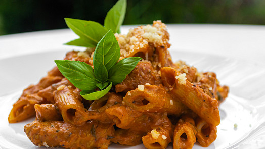 Dřez plný nádobí? Dneska ne! Tři recepty na těstoviny z jednoho hrnce, co se uvaří skoro samy