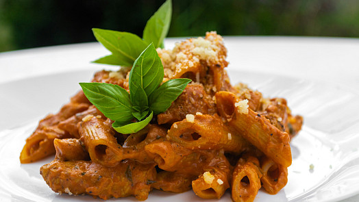 Dřez plný nádobí? Dneska ne! Tři recepty na těstoviny z jednoho hrnce, co se uvaří skoro samy