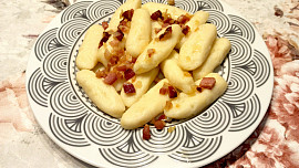 Znáte kopýtka? Tohle jídlo Poláci milují – a vy budete také. Skvělé jsou se slaninou i s mákem