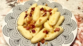 Znáte kopýtka? Tohle jídlo Poláci milují – a vy budete také. Skvělé jsou se slaninou i s mákem