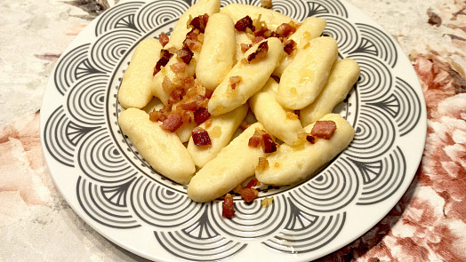 Znáte kopýtka? Tohle jídlo Poláci milují – a vy budete také. Skvělé jsou se slaninou i s mákem