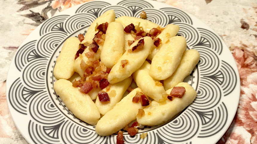 Znáte kopýtka? Tohle jídlo Poláci milují – a vy budete také. Skvělé jsou se slaninou i s mákem