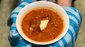 Opilecká polévka korhelyleves: Vyhlášená maďarská specialita postaví na nohy i po obzvlášť bouřlivém večírku