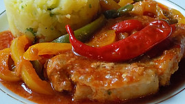 Vepřové kotlety v alobalu: Maso je báječně šťavnaté a měkké, rajčata a papriky dodají další rozměr chuti