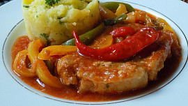 Vepřové kotlety v alobalu: Maso je báječně šťavnaté a měkké, rajčata a papriky dodají další rozměr chuti