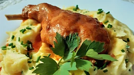 Králík v marinádě podle starověkého receptu je báječně šťavnatý a křehký, sladkokyselá omáčka k němu skvěle ladí