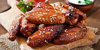 Luxusní kuřecí křídla jako z grilu: Stačí horkovzdušná fritéza, dobrá marináda a neudělat pár běžných chyb