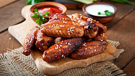Luxusní kuřecí křídla jako z grilu: Stačí horkovzdušná fritéza, dobrá marináda a neudělat pár běžných chyb