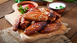 Luxusní kuřecí křídla jako z grilu: Stačí horkovzdušná fritéza, dobrá marináda a neudělat pár běžných chyb
