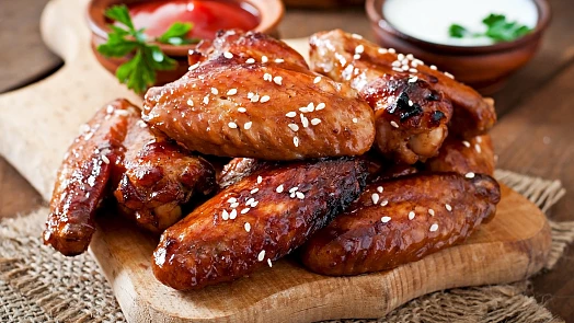 Luxusní kuřecí křídla jako z grilu: Stačí horkovzdušná fritéza, dobrá marináda a neudělat pár běžných chyb
