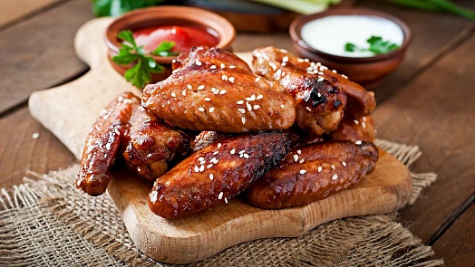Luxusní kuřecí křídla jako z grilu: Stačí horkovzdušná fritéza, dobrá marináda a neudělat pár běžných chyb