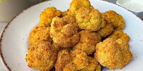 Květák z horkovzdušné fritézy krásně křupe. Obyčejnou strouhanku nahraďte toustovým chlebem