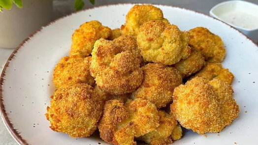 Květák z horkovzdušné fritézy krásně křupe. Obyčejnou strouhanku nahraďte toustovým chlebem