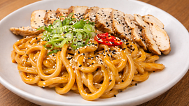 Kuře na paprice do 20 minut s udon nudlemi: Stále stejná krémová omáčka a asijský šmrnc